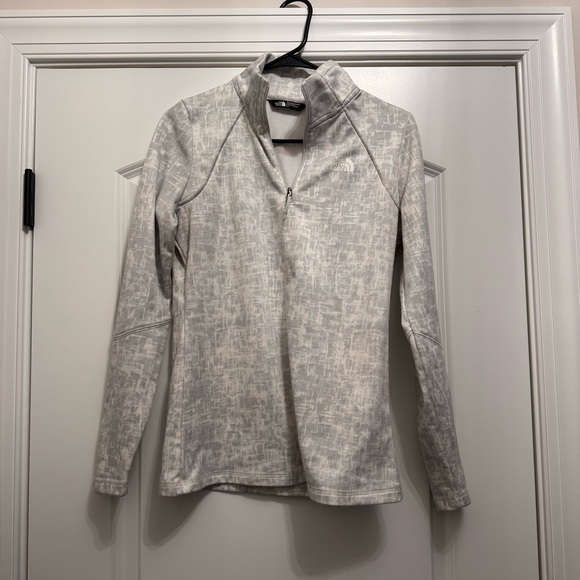 The North Face Gray Quarter-Zip pull over - Picture 1 of 3